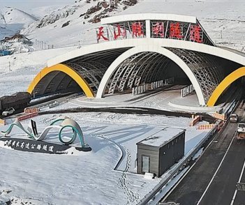 汗水与信念：塔城3:0爆冷击败乌鲁木齐，全靠球迷力量