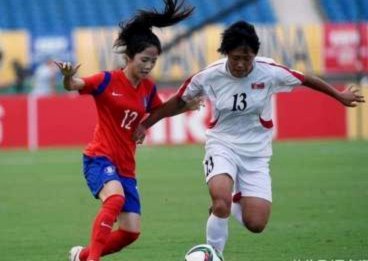 朝鲜女足亚冠折桂返朝 平壤街头庆功游行