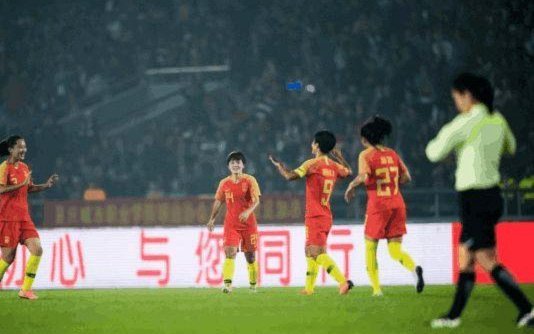 许多中国球迷总是拿大脚来说事，体现对足球的认知严重错误
