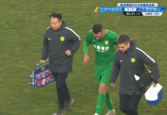 国安主帅：对手教练席中有人锁我喉 这个行为难以接受